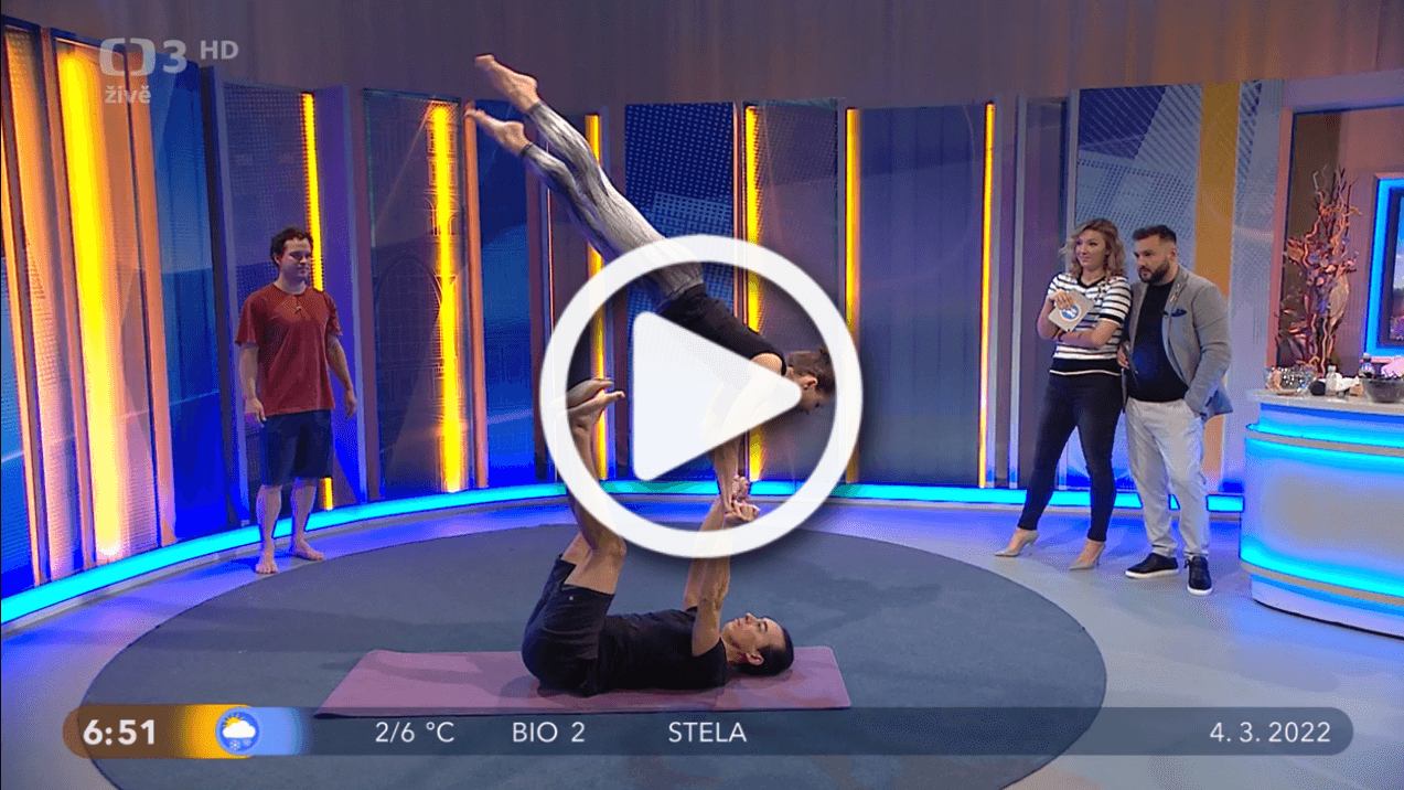 Joyful AcroYoga v Dobrém ránu s Českou televizí